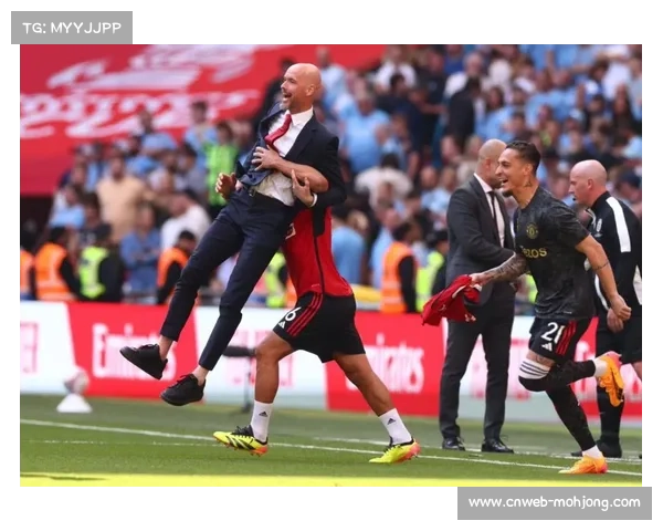 终场哨响,格林伍德与马赛球迷共同庆祝关键胜利 终场哨响,格林伍德与马赛球迷共同庆祝关键胜利